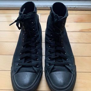 Size 8.5 women’s black high top chuck Taylor converse